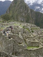 Skupinka turistov vykonala veľkú potrebu v chráme na Machu Picchu. Okrem toho rozbili dlažbu a poškodili múry