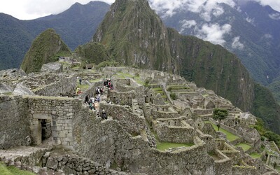 Skupinka turistov vykonala veľkú potrebu v chráme na Machu Picchu. Okrem toho rozbili dlažbu a poškodili múry