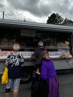 Skúsil som pojazdný obchod v Lukavici. Takto nakupujú ľudia z obcí, kde nie sú potraviny (Reportáž)