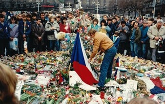 Slavíme výročí sametové revoluce. Vybrali jsme nejlepší filmy a knihy, které ti 17. listopad 1989 přiblíží