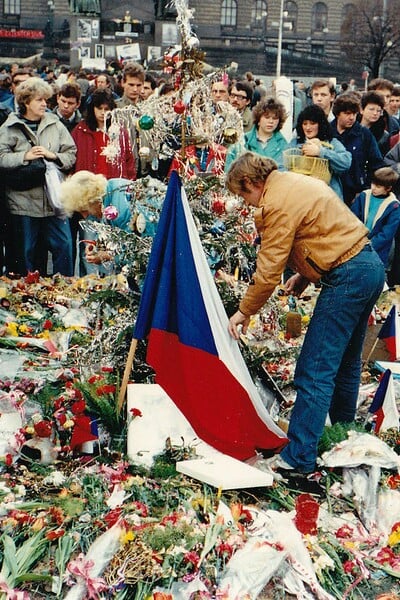 Slavíme výročí sametové revoluce. Vybrali jsme nejlepší filmy a knihy, které ti 17. listopad 1989 přiblíží