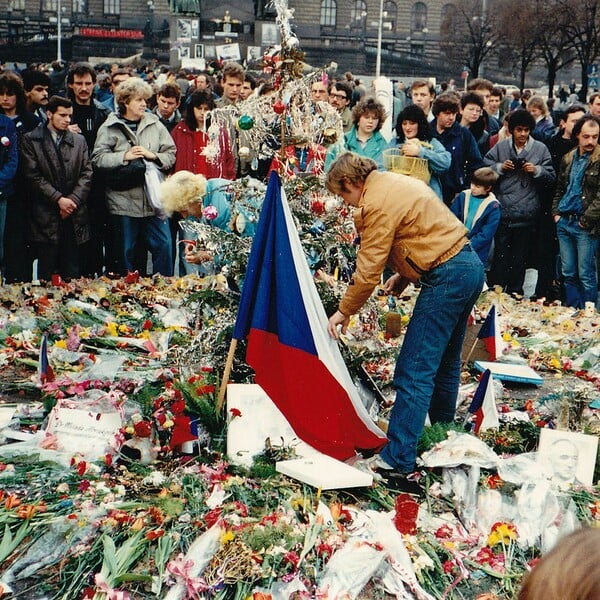 Slavíme výročí sametové revoluce. Vybrali jsme nejlepší filmy a knihy, které ti 17. listopad 1989 přiblíží