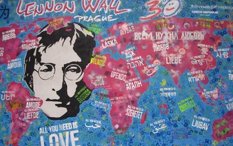 Slavná Lennonova zeď v Praze změní podobu. Přemalují ji umělci z celé EU, Ukrajiny a Norska
