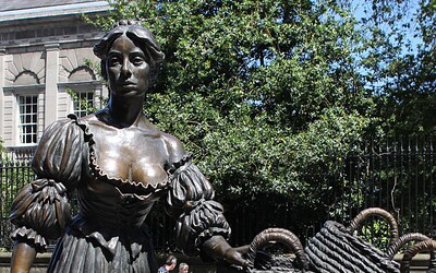 Slavná dublinská socha bude mít strážníky. Lidé jí až příliš sahali na prsa