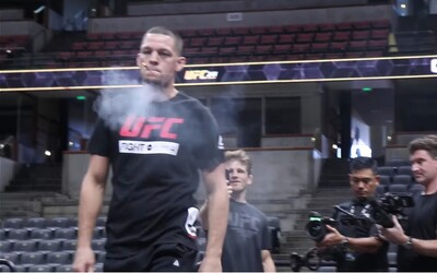 Slavný bojovník UFC kouřil jointa přímo na veřejném tréninku. Nabídl i fanouškům