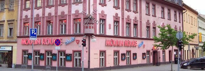 Slavný brněnský nevěstinec končí. Místo růžového domu Moulin Rouge budou stát nové byty