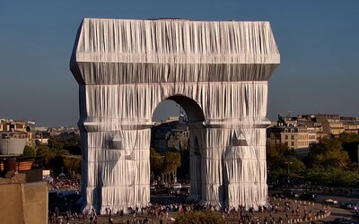 Slávny víťazný oblúk v Paríži zabalili do fólie. Zrealizovali tak celoživotný sen známeho umelca