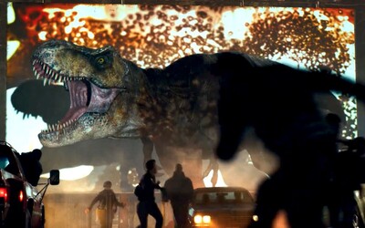 Sleduj 5 minút z Jurassic World: Dominion. Zavedie ťa 65 miliónov rokov do minulosti a pred autokiná, ktoré navštívi T-Rex