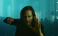 Sleduj prvé fotky z Matrixu 4, na ktorých dlhovlasý Neo dostáva na hubu a ohýba realitu. Trailer už vo štvrtok