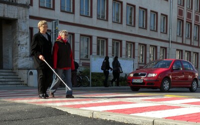 Slepú dôchodkyňu zrazilo auto na priechode pre chodcov, podľa slovenskej polície sa vraj dostatočne nepresvedčila, či môže prejsť