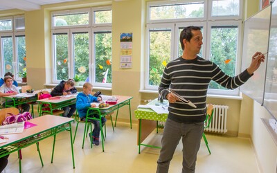 Slova „matka“ a „otec“ zmizí z francouzských škol. Stát chce bojovat proti diskriminaci