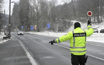 Slováci obchádzajú zatvorené hranice do Poľska či Česka po poľných cestách na terénnych autách. Na špekulantov si posvieti polícia