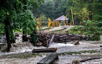 Slováci prispievajú na zbierku pre ľudí, ktorých zasiahli silné povodne. Peniaze sú určené na núdzové balíčky či teplé oblečenie