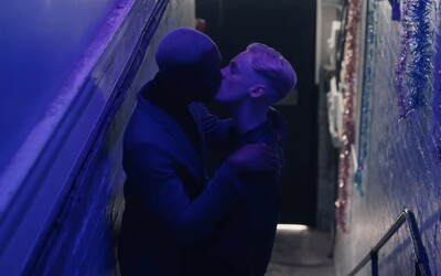 Slováci sa sťažovali na televízny spot s homosexuálnym párom. Rada pre reklamu ich kritiku odmietla