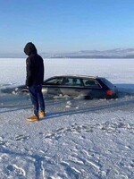 Slováci sa vybrali s autom frajeriť na zamrznutú Oravskú priehradu, prepadli sa pod ľad