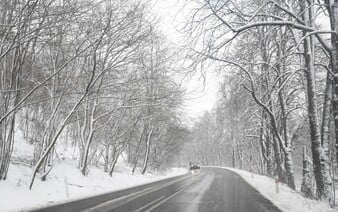 Slováci sa zobudia do bieleho rána. Vo viacerých oblastiach napadne sneh, problémy spôsobí aj poľadovica