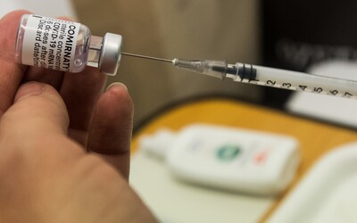 Slováci se budou tento týden registrovat k očkování od 16 let, Češi od 55. Proč tomu tak je?