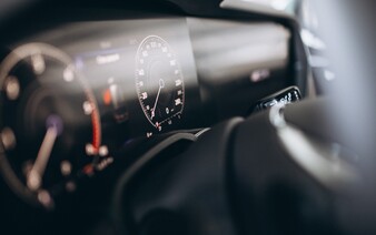 Slováci si musia dať pozor, kedy predajú auto. Odborníci zverejnili kľúčové míľniky, pri ktorých cena prudko klesá