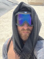 Slovák Adam na Burning Man: Ľudia si obviazali bagandže igelitom a tancovali v bahne. Vedľa mňa sa zabával aj Channing Tatum