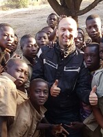 Slovák, čo precestoval všetky krajiny sveta: V Nepále som chlapcom daroval vynosený sveter, začali sa oň biť päsťami