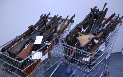 Slovák odovzdal policajtom celý arzenál zbraní: 34 pušiek, samopalov aj guľometov. Zbavil sa ich v rámci zbraňovej amnestie