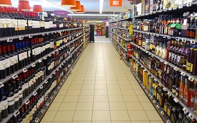 Slovák si chcel zarobiť krádežou alkoholu. Z bratislavskej predajne odcudzil tovar za viac ako 14 000 eur