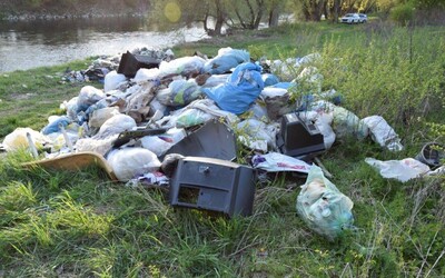Slovák vyhodil do prírody pri rieke Váh 5,5 tony odpadu, hrozia mu dva roky vo väzení