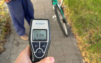 Slováka na bicykli polícia chytila dva dni po sebe. Prvý deň nafúkal 1,56 promile, druhý 4,35 promile