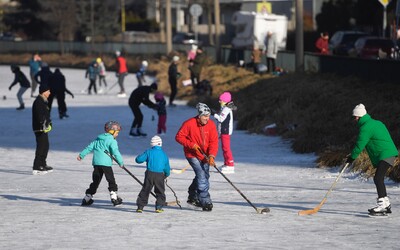 Slovákov pobláznilo korčuľovanie na zamrznutých jazerách. Na viacerých miestach však museli zachraňovať preborených ľudí