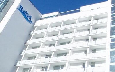 Slovenka a Čech v poľskom hoteli vypadli z balkóna na betón. Polícia nenašla list na rozlúčku, príčina tragédie je neistá