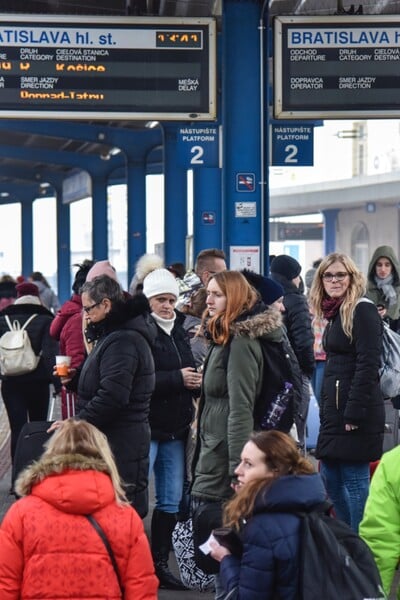 Slovenka opísala 7-hodinové meškanie vlaku: Nikto nám neponúkol vodu a rušňovodič odišiel, lebo mu skončila zmena 