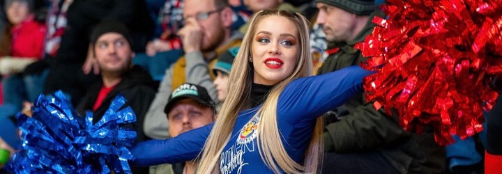 Slovenská hokejová roztlieskavačka: Počas zápasu po mne hádzali pivo. Niektoré ženy žiarlia, že ich muži z nás nevedia spustiť oči