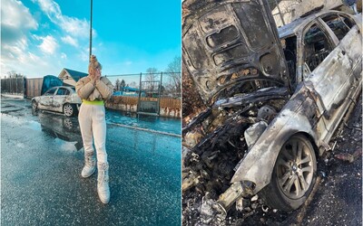 Slovenská influencerka pózuje pred zhoreným vrakom auta svojej mamy. Drží sa za hlavu a ďakuje Bohu