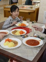 Slovenská mamička dostala cenník na obedy zadarmo, platiť bude ešte o 9 € mesačne viac ako doteraz