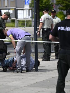 Slovenská média o atentátu na Fica: Útočník je na svůj čin hrdý. Hrozí mu doživotí