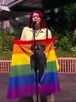Slovenská zpěvačka Karin Ann v polské televizi vytáhla duhovou vlajku a podpořila LGBT komunitu. Editor dostal vyhazov 