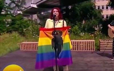 Slovenská speváčka Karin Ann v poľskej televízii vytiahla dúhovú vlajku a podporila LGBT komunitu. Editor dostal padáka