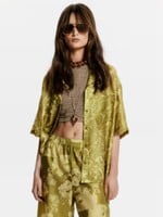 Slovenské H&M má novú kolekciu inšpirovanú seriálom The White Lotus. Je o ňu obrovský záujem