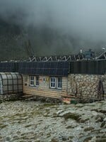 Slovenské elektrárne Česká republika inštalujú „Nekonečnú energiu“ pre vysokohorské chaty: fotovoltika s batériami nahradí diesel agregát