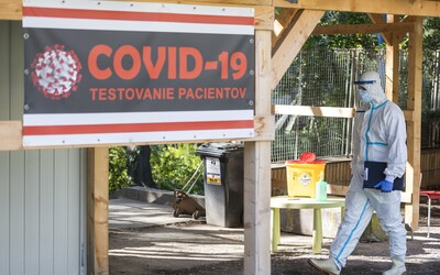 Slovenské nemocnice majú infekčné oddelenia plné aj na 100 %. Až 588 zdravotníkov má Covid-19 a hrozí obmedzenie starostlivosti
