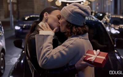Slovenskí bojovníci proti LGBTI sa sťažujú na vianočnú reklamu s bozkávajúcimi lesbičkami. Na protest dvojicu dokonca rozmazali