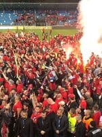 Slovenskí futbaloví chuligáni vypálili trávnik a zničili tribúnu vynoveného štadióna v Nitre