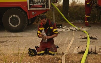Slovenskí hasiči dostávajú v Grécku jednu poklonu za druhou. Priniesli ste nám beštie na hasenie, pochvaľujú si miestni