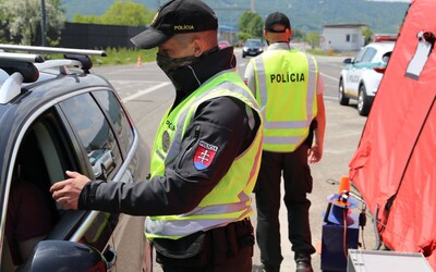 Slovenskí policajti opäť zastavujú na hraniciach: Overujú, či ľudia dodržiavajú opatrenia 