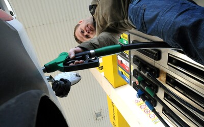 Slovenskí šoféri majú hlavu v smútku. Rapídny nárast cien benzínu aj nafty potvrdili úrady, zlacňovanie tak skoro nepríde