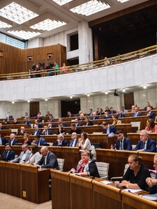 Slovensko bude od nedele fungovať „na sekeru“. Štát si musí požičať na mzdy, dôchodky a dávky