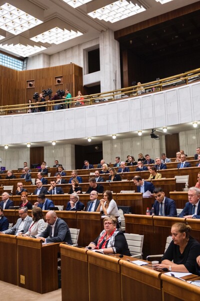 Slovensko bude od nedele fungovať „na sekeru“. Štát si musí požičať na mzdy, dôchodky a dávky