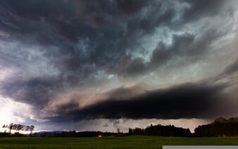 Slovensko cez víkend zasiahli krúpy. Začiatok týždňa prinesie ďalšie búrky a prehánky