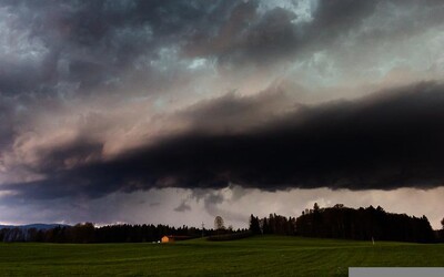 Slovensko cez víkend zasiahli krúpy. Začiatok týždňa prinesie ďalšie búrky a prehánky