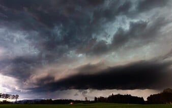 Slovensko dnes čaká ďalšia vlna búrok. Meteorológovia vydali výstrahy druhého stupňa (+mapy)